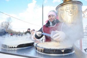 Более 140 тысяч человек посетило музей-заповедник «Коломенское» в дни Масленицы. Фото: Пелагия Замятина, «Вечерняя Москва»