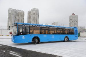 Автобус М6 не будет останавливаться у станции метро «Библиотека имени Ленина» 1 марта. Фото: Александр Кожохин, «Вечерняя Москва»