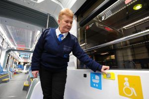 Сотрудник Мосгортранса показываает преимущества трамвая нового поколения «Витязь-М». Фото: Светлана Колоскова, «Вечерняя Москва» Сотрудник Мосгортранса показываает преимущества трамвая нового поколения «Витязь-М». Фото: Светлана Колоскова, «Вечерняя Москва»