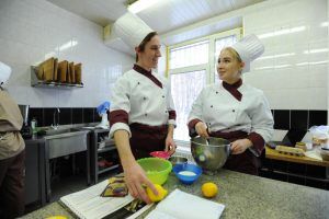 Воспитанница колледжа «Царицыно» приняла участие в кулинарном шоу. Фото: Светлана Колоскова Воспитанница колледжа «Царицыно» приняла участие в кулинарном шоу. Фото: Светлана Колоскова