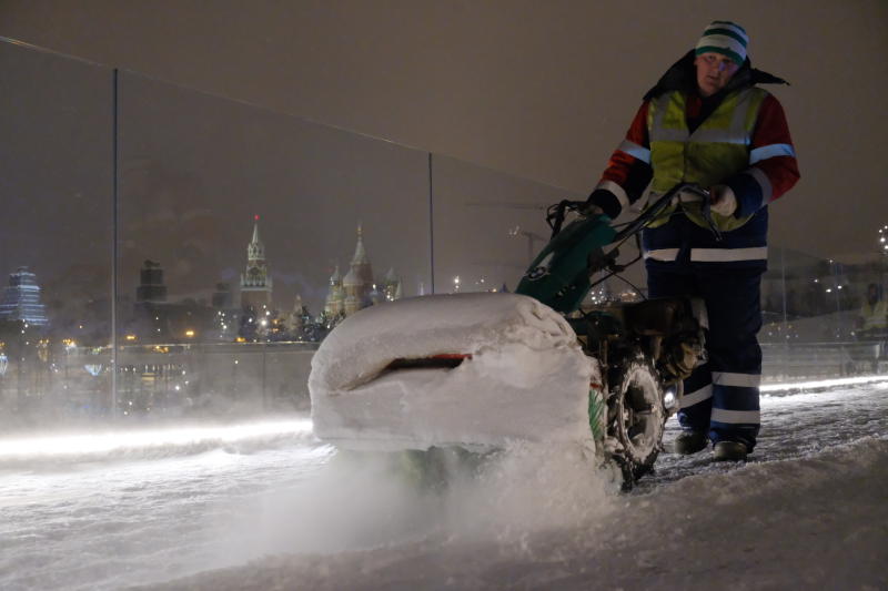 Коммунальщики Москвы пообещали убрать снег раньше положенных сроков