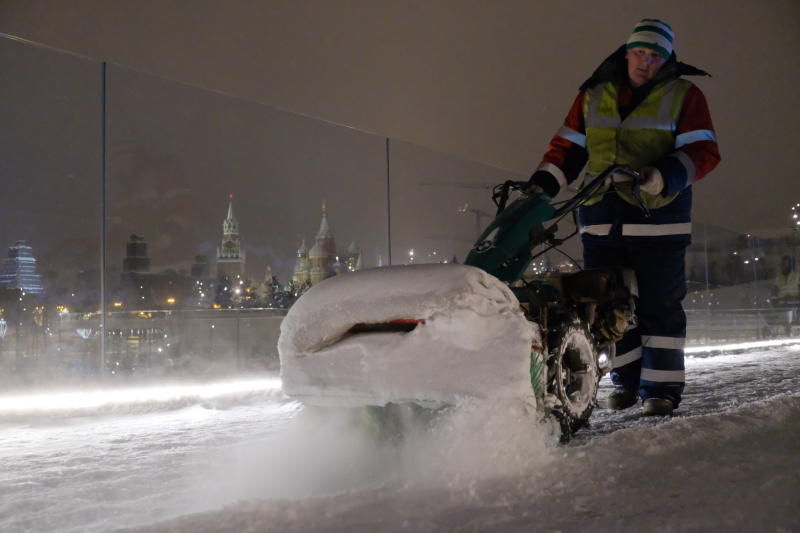 Коммунальщики Москвы пообещали убрать снег раньше положенных сроков