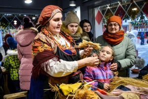 Мастерить сувениры из соломы научат москвичей в Бирюлевском дендропарке. Фото: архив, «Вечерняя Москва» Мастерить сувениры из соломы научат москвичей в Бирюлевском дендропарке. Фото: архив, «Вечерняя Москва»