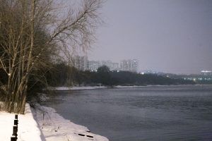 Вдали, прямо по кромке реки до Нагатинского затона, чернеет заброшенная территория набережной. Фото: Иван Деденев