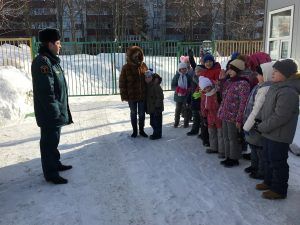 Обучающее занятие с отработкой действий в случае пожара состоялось в ГБУ ЦРИ «Чертаново». Фото: предоставлено пресс-службой Управления по ЮАО Главного Управления МЧС России по городу Москве