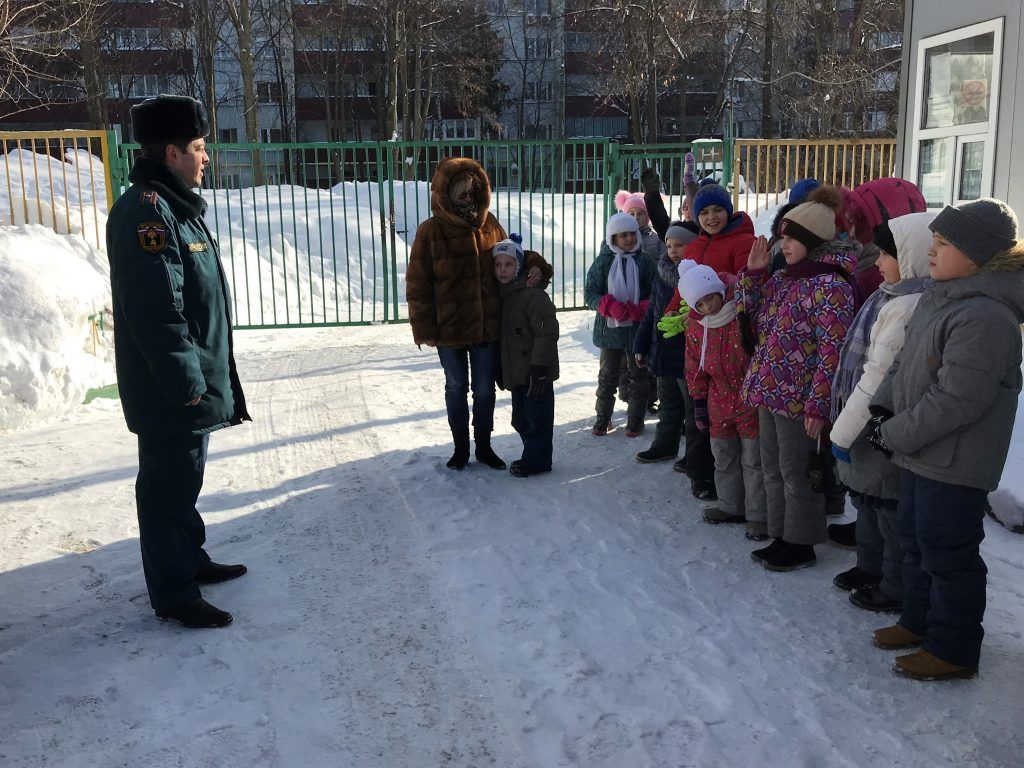 Сотрудники МЧС провели обучающее занятие для юных москвичей