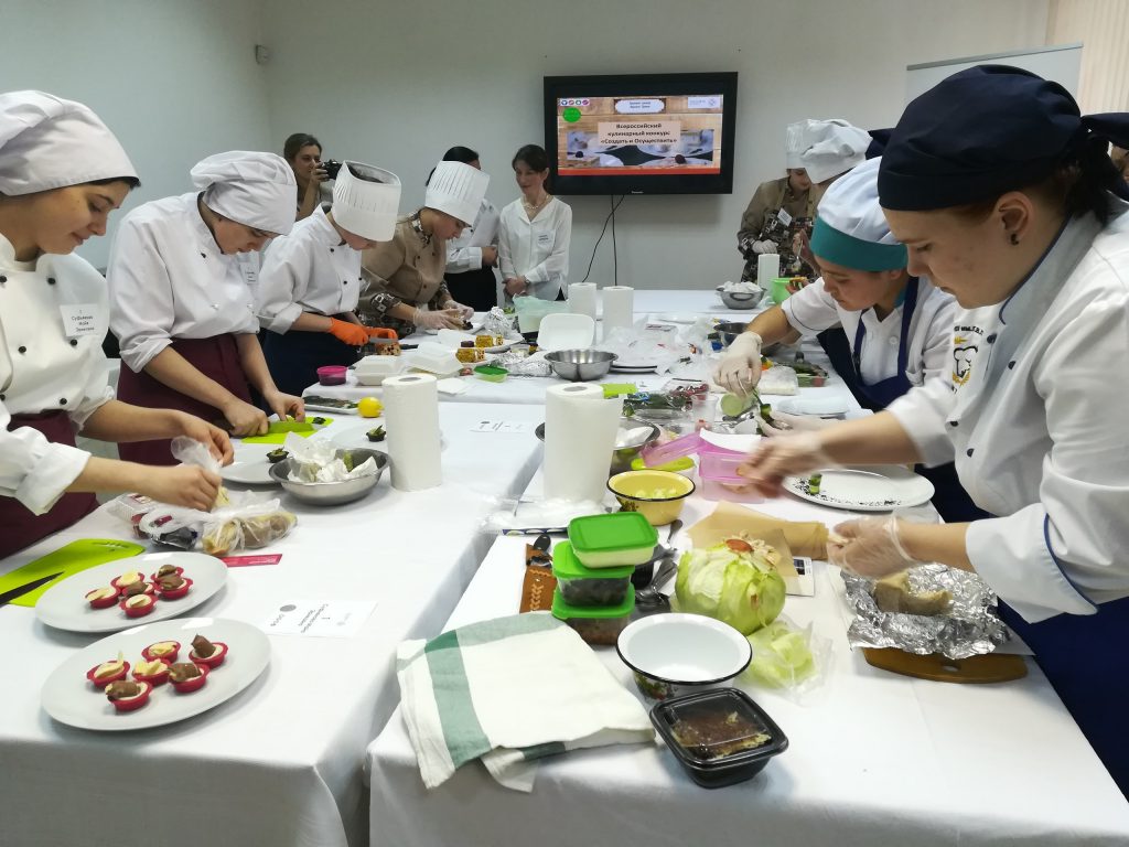 На конкурс приносили приготовленные заранее блюда. оценивалась подача и вкус. Фото: Виктор Мошков