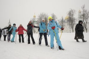 марта 2018 года. Руководитель клуба по скандинавской ходьбе «Синица» Еле- на Калмыкова вместе с участниками (на пер- вом плане справа на- лево. Фото: Пелагия Замятина