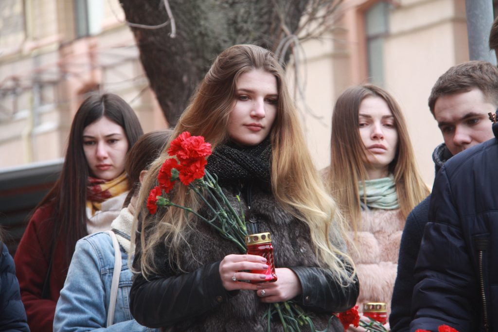 Десятки тысяч москвичей и гостей города приносили цветы и игрушки к представитель- ству Кемеровской области. Фото: Павел Волков
