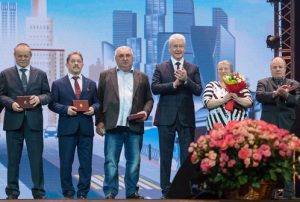 Награждение работников ЖКХ мэром Москвы Сергеем Собяниным (четвертый слева). Фото: сайт мэра и Правительства Москвы Награждение работников ЖКХ мэром Москвы Сергеем Собяниным (четвертый слева). Фото: сайт мэра и Правительства Москвы