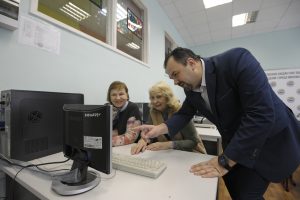 13 марта 2018 года. Педагог Андрей Шувалов показывает Ирине Левашовой, как работать с компьютером. Фото: Пелагия Замятина