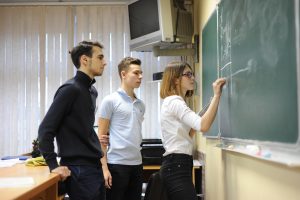 28 октября 2017 года. Урок в лицее № 1158. У доски отвечают школьники Тамара Черных и Иван Иванов. Фото: Пелагия Замятина 28 октября 2017 года. Урок в лицее № 1158. У доски отвечают школьники Тамара Черных и Иван Иванов. Фото: Пелагия Замятина