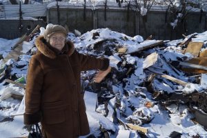 27 февраля 2018 года. Пенсионерка Нина Ивановна Мельгунова показывает свалку бытовых отходов на Дорожной улице, от которой исходит неприятный запах. Фото: Максим Савкин 27 февраля 2018 года. Пенсионерка Нина Ивановна Мельгунова показывает свалку бытовых отходов на Дорожной улице, от которой исходит неприятный запах. Фото: Максим Савкин