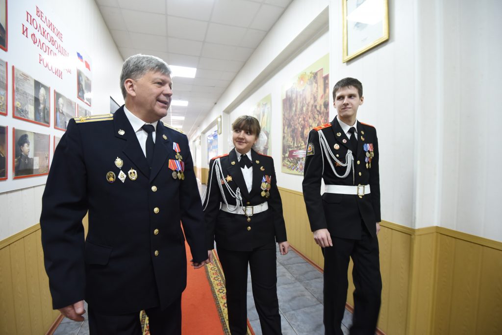 Полковник в запасе, офицер — воспитатель кадетского класса школы № 2116 Сергей Богомолов (слева) рассказывает о подготовке вице-сержантам Кристине Глиган и Максиму Филимонову. Фото; Пелагия Замятина