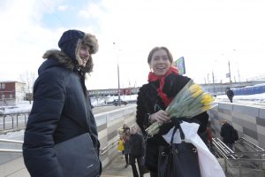 8 марта 2018 года. В честь Международного женского дня активисты района Царицыно вручали цветы проходящим женщинам. Так, Заур Абдулаев подарил букет желтых тюльпанов Марии Гришаткиной. Фото: Пелагия Замятина 8 марта 2018 года. В честь Международного женского дня активисты района Царицыно вручали цветы проходящим женщинам. Так, Заур Абдулаев подарил букет желтых тюльпанов Марии Гришаткиной. Фото: Пелагия Замятина