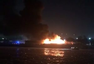 Пожар на Нагатинской набережной вечером 1 марта. Фото: со страницы пользователя Анастасии Лермонтовой, «ВКонтакте» Пожар на Нагатинской набережной вечером 1 марта. Фото: со страницы пользователя Анастасии Лермонтовой, «ВКонтакте»