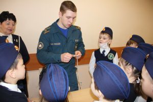 В Гимназии №1526 проведена учебно-спортивная игра «Служба спасения». Фото: Пресс-служба Управления по ЮАО ГУ МЧС России по Москве В Гимназии №1526 проведена учебно-спортивная игра «Служба спасения». Фото: Пресс-служба Управления по ЮАО ГУ МЧС России по Москве