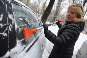 Наледь придется счищать не только с проезжей части. Фото: Александр Казаков