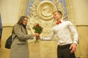 Представители метро поздравили москвчиек с 8 марта. Фото: архив, «Вечерняя Москва» Представители метро поздравили москвичек с 8 Марта. Фото: архив, «Вечерняя Москва»