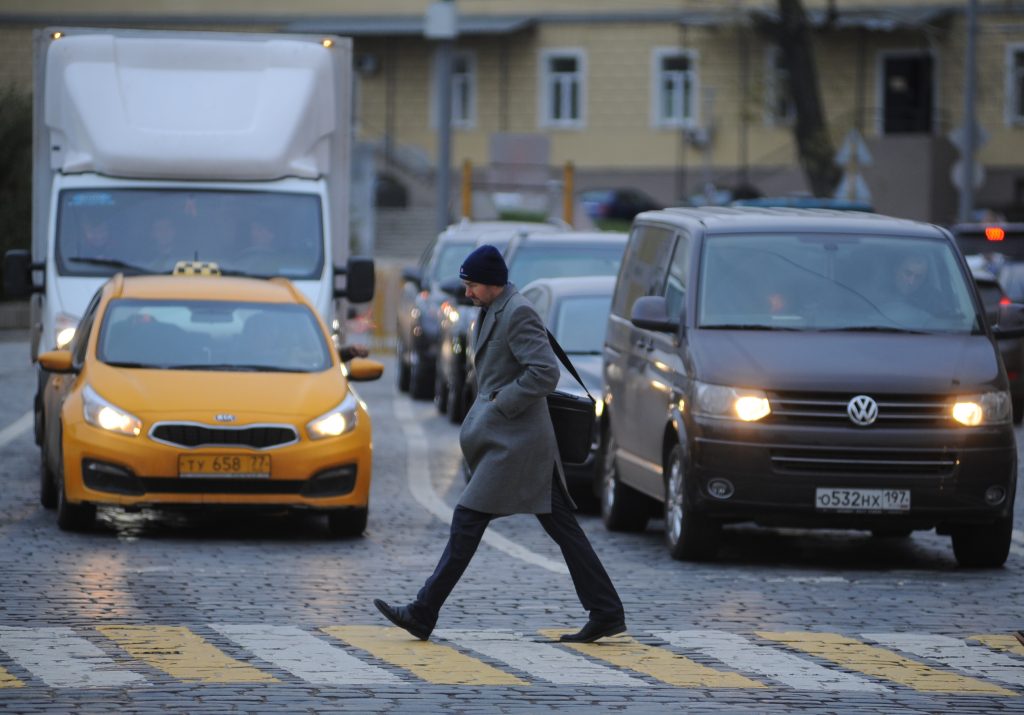Новые камеры начнут следить за водителями, не пропускающими пешеходов в Москве