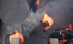 Рабочие используют горячую литую смесь из щебня, песка, минерального порошка и битума. Фото: mos.ru