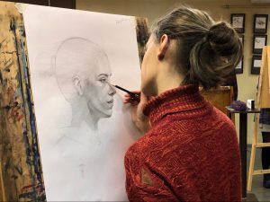 Урок в художественной школе по рисунку портрета. Фото: архив школы
