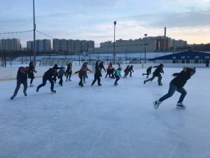 Члены Молодежной палаты района провели веселые старты на коньках. Фото: предоставлено Молодежной палатой района Братеево