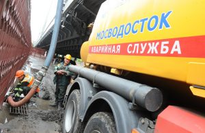 Сотрудники Мосводостока отремонтируют канализационные колодцы города. Фото: Александр Кожохин, «Вечерняя Москва» Сотрудники Мосводостока отремонтируют канализационные колодцы города. Фото: Александр Кожохин, «Вечерняя Москва»