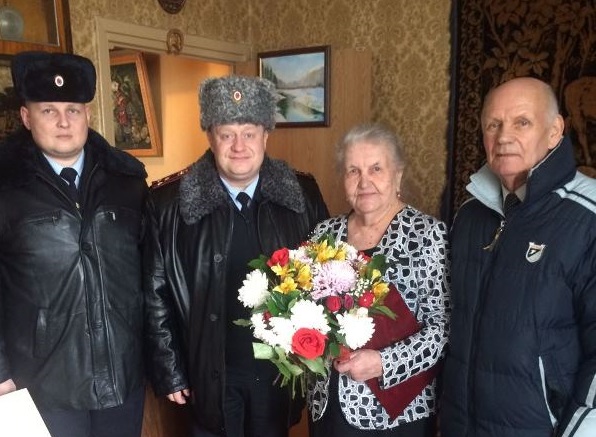 Полицейские УВД по ЮАО поздравили с 94-летним юбилеем ветерана органов внутренних дел Лидию Андрианову