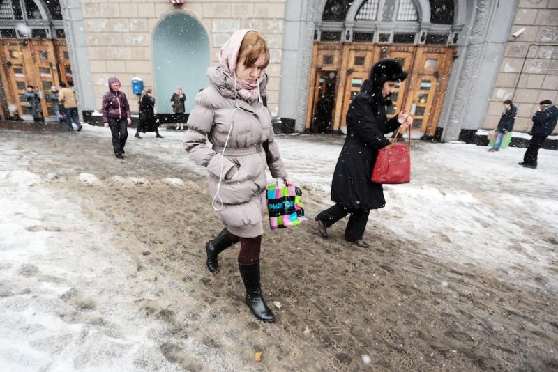Почти 2 тысячи кубометров снега убрали с открытых станций метро и перехватывающих парковок в Москве