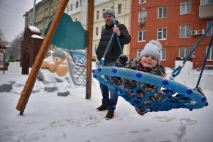 В Чертанове Центральном за счет от платных парковок проводится благоустройство детских площадок и уличных территорий. Фото: Антон Гердо, «Вечерняя Москва» В Чертанове Центральном за счет от платных парковок проводится благоустройство детских площадок и уличных территорий. Фото: Антон Гердо, «Вечерняя Москва»