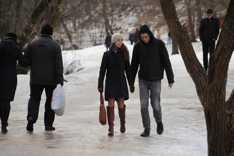 Зима не сдает позиции: в Москве снова снег