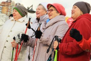 Где упражняться в скандинавской ходьбе, когда вокруг столько снега? Фото: Наталия Нечаева, «Вечерняя Москва»