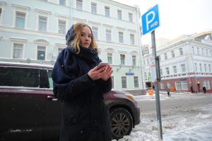 Оставить машину можно на любой улице, включенной в зону городского парковочного пространства. Фото: Светлана Колоскова