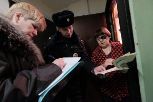 Сотрудники правоохранительных органов ведут тщательную работу на юге Москвы. Фото: Максим Аносов, «Вечерняя Москва» Сотрудники правоохранительных органов ведут тщательную работу на юге Москвы. Фото: Максим Аносов, «Вечерняя Москва»