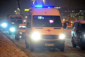На юге столицы водитель автомобиля «скорой помощи» сбил двух пешеходов. Фото: Александр Кожохин