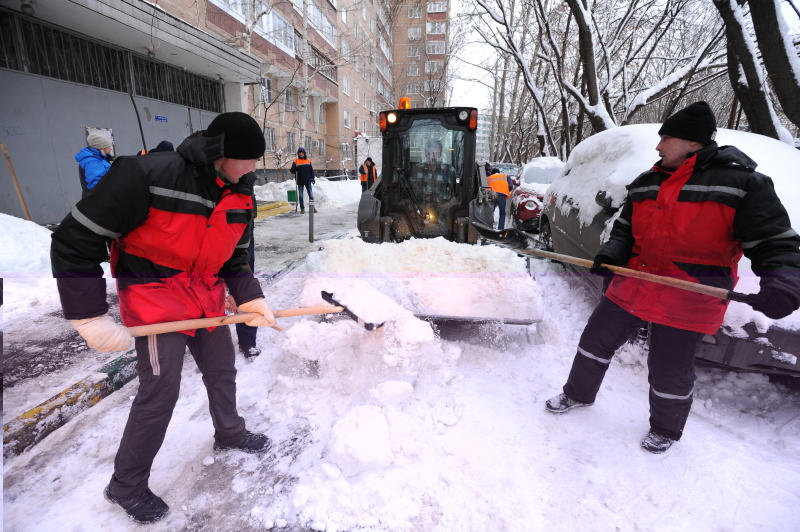 Снег в Москве начали убирать 12 тысяч единиц техники