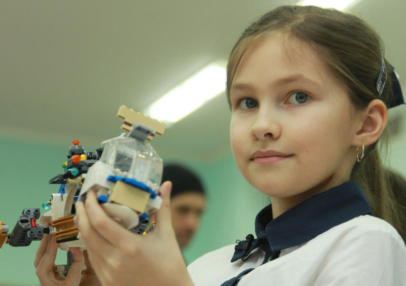 Более 380 школ Москвы получат современное оборудование