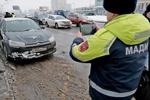 Теперь инспекторы фиксируют не только припаркованные под запрещающими знаками автомобили, но и нарушения ГИБДД. Фото: Максим Аносов
