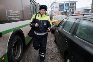 Инспекторы следят за парковкой в зоне действия запрещающих знаков. Фото: Максим Аносов