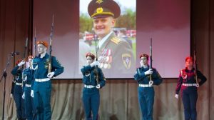 В Учебном центре ГО и ЧС Москвы почтили память Героя России Евгения Чернышева. Фото: Управление по ЮАО Департамента ГОЧСиПБ