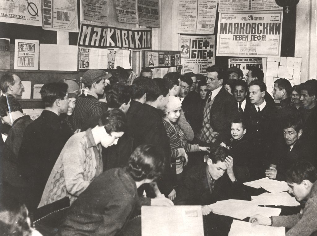 Февраль 1930 года. Маяковский на своей выставке «20 лет работы» в Доме печати. Фото: PR-служба галереи на Шаболовке
