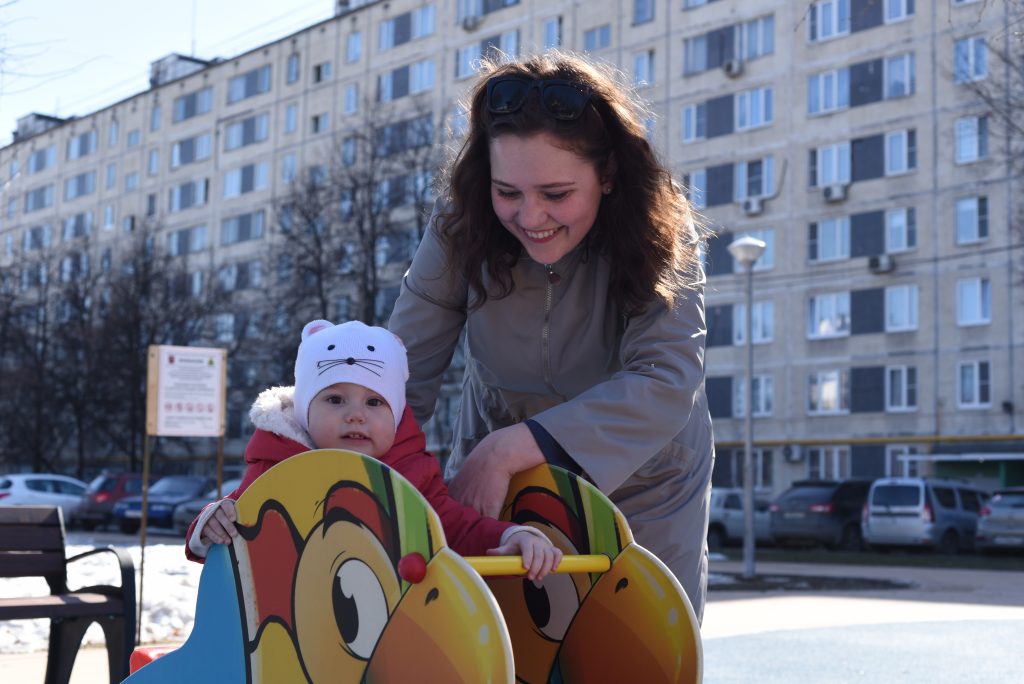 9 апреля 2018 года. Молодая мама Арина Селезнева с дочкой Александрой гуляют на детской площадке. Фото: Пелагия Замятина