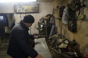 Мы встретили бригаду сантехников, которые пустили нас в помещение, расположенное в подвале. Фото: Михаил Савкин