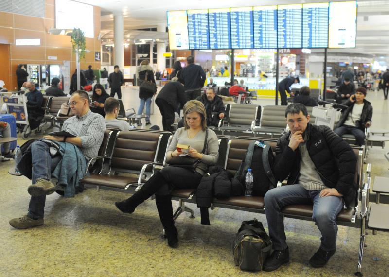 В аэропортах Москвы запретили лежать на креслах и сидеть на полу