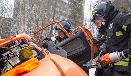 В этом году в соревнованиях пожарных и спасателей по ликвидации дорожно-транспортных происшествий приняли участие 29 команд. Фото: Управление по ЮАО Департамента ГОЧСиПБ