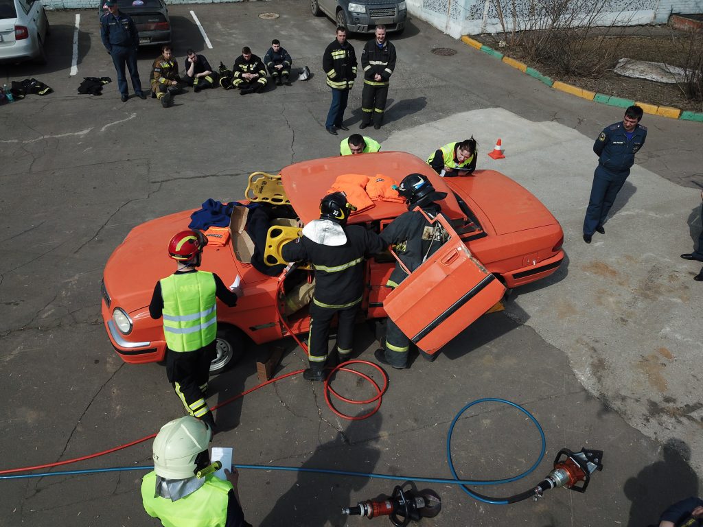 Извлечение пострадавших из автомобиля. Фото предоставлено пресс-службой Управления по ЮАО ГУ МЧС России по городу Москве