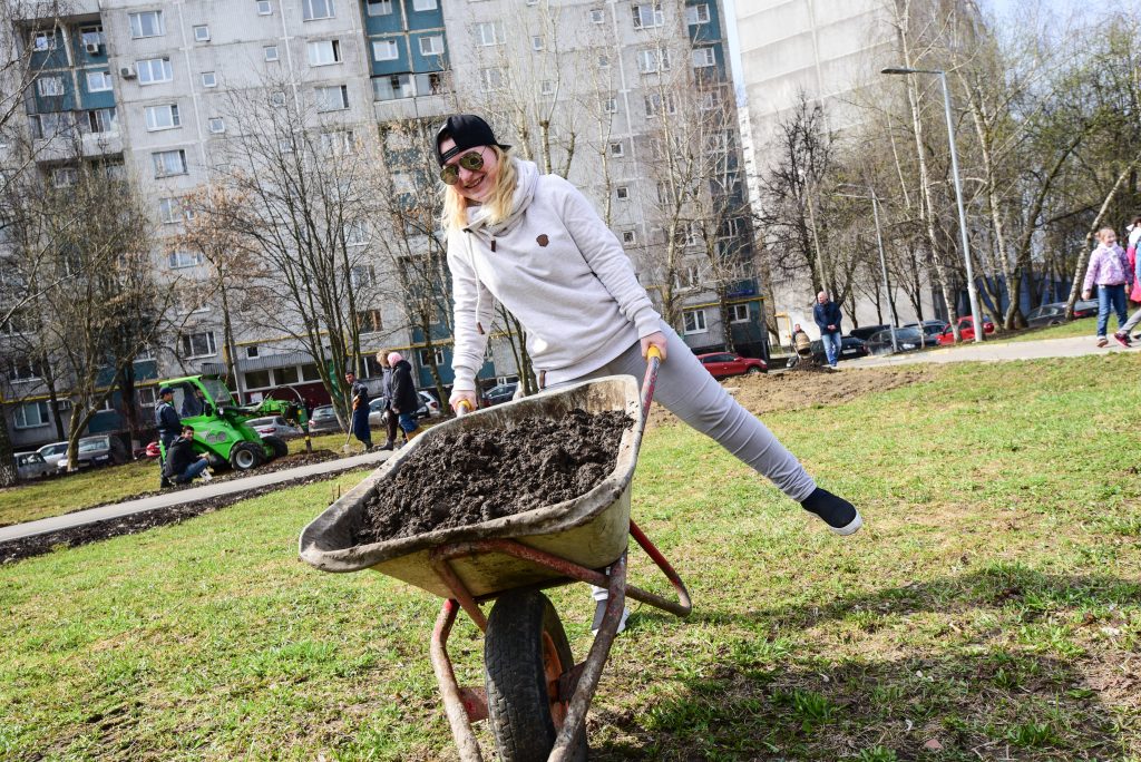 Анна Стрельцова помогает в посадке деревьев по программе «Миллион деревьев». Фото: Пелагия Замятина