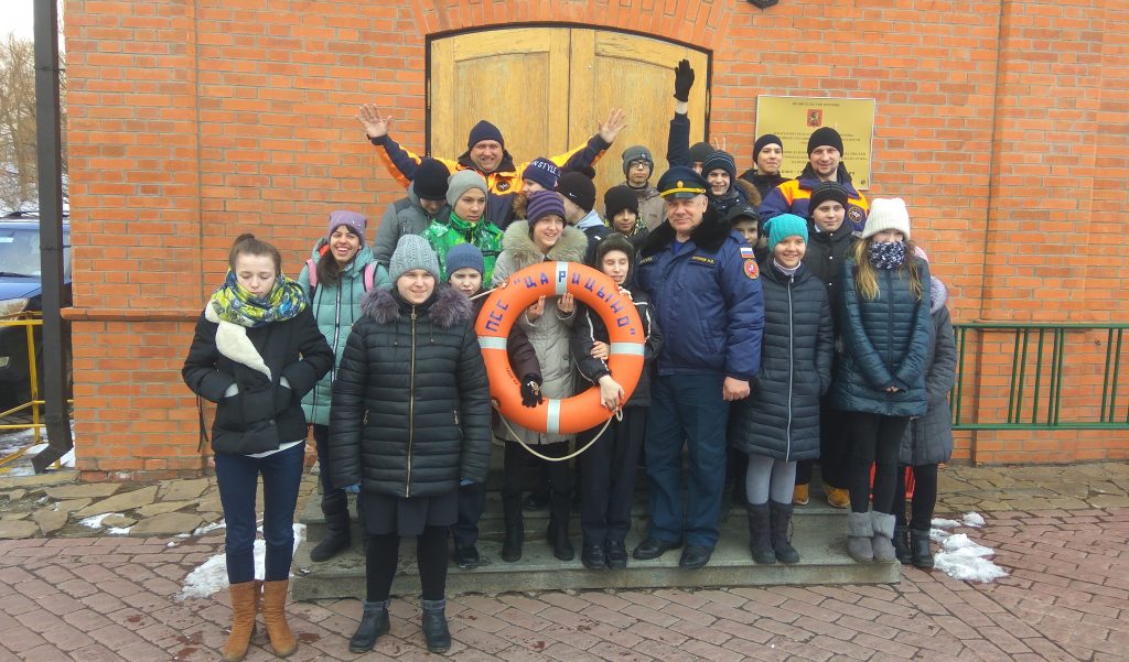 В ходе мероприятия ученики не только узнали о мерах безопасности на воде в зимний и летний периоды, смогли примерить настоящее спасательное снаряжение.. Фото: Управление по ЮАО Департамента ГОЧСиПБ