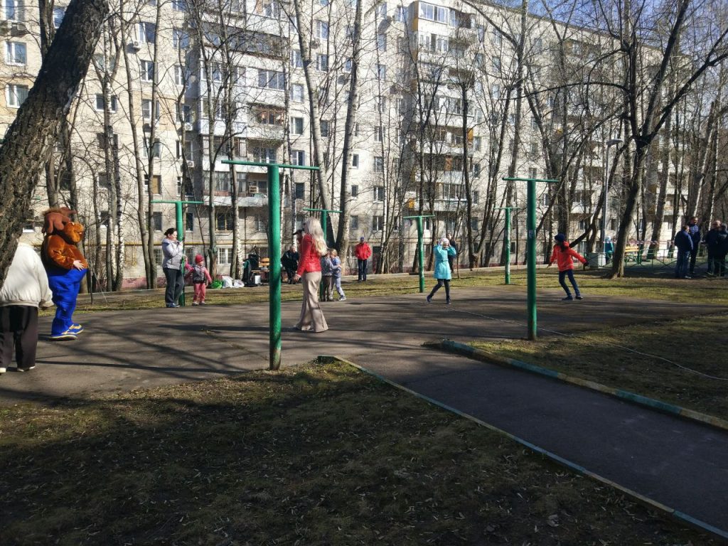 Акцию «Миллион деревьев» провели во дворе дома на Чертановской улице